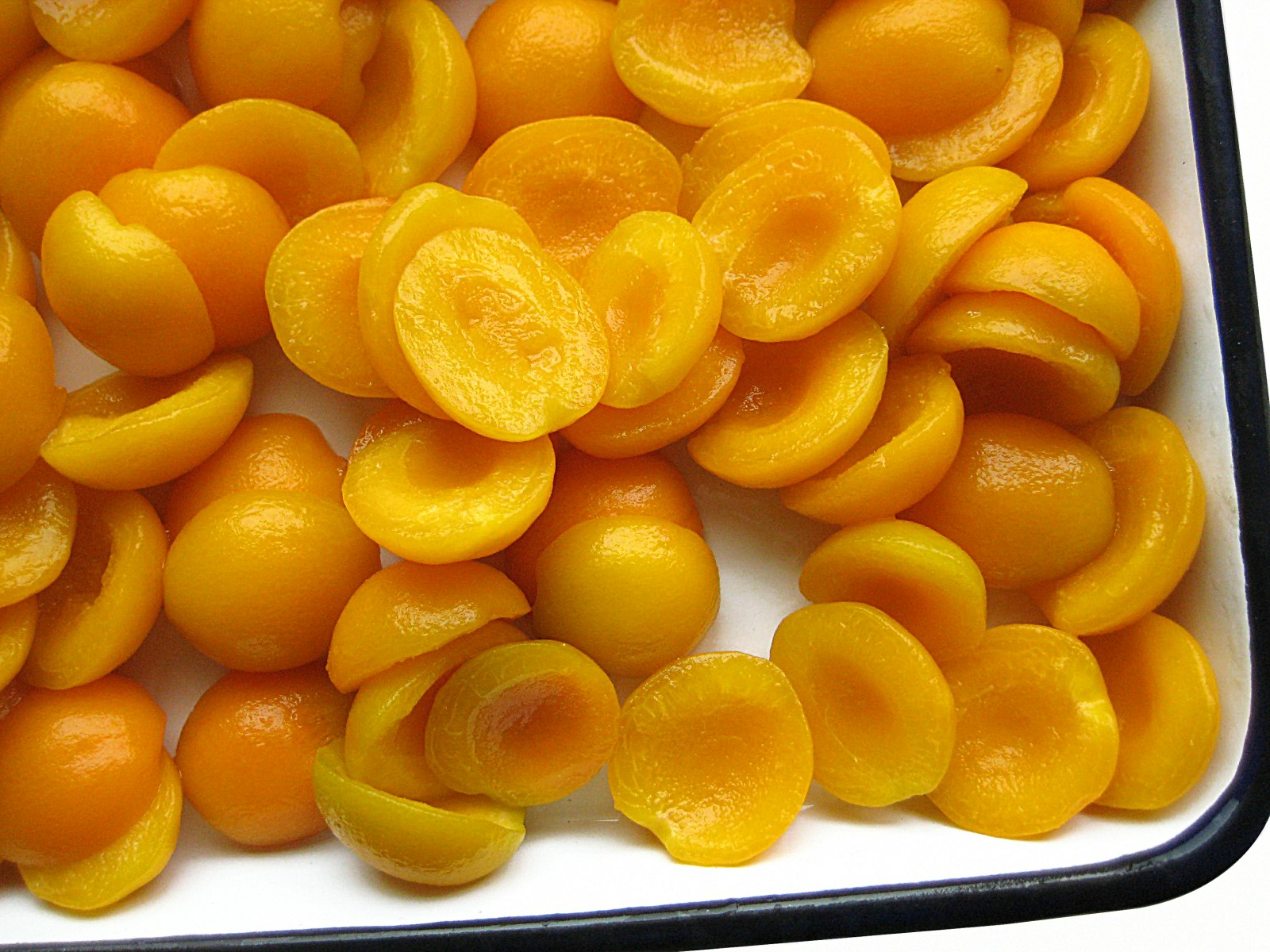 Консервированные дольки абрикоса
